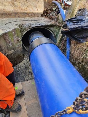 Der Rohreinzug beginnt. Das erste 6 Meter lange Rohrstück wird in das Altrohr eingezogen.