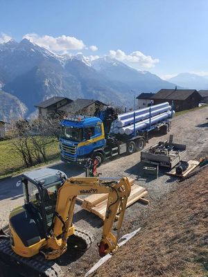 Die HD-PE Rohre DA 500 mm wurden mittels LKW mit Spezialauflieger auf die Baustelle angeliefert.